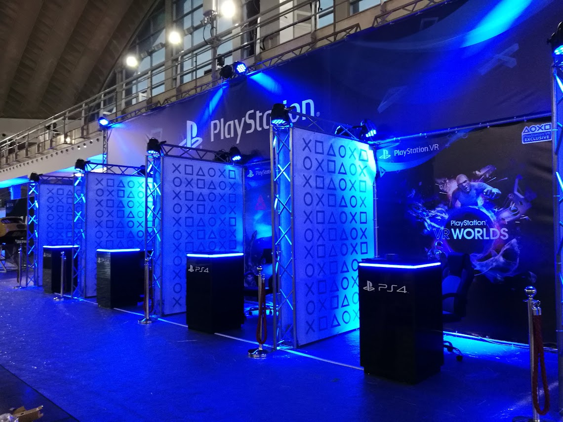 PlayStation VR postavka sa truss konstrukcijom i plavom rasvetom