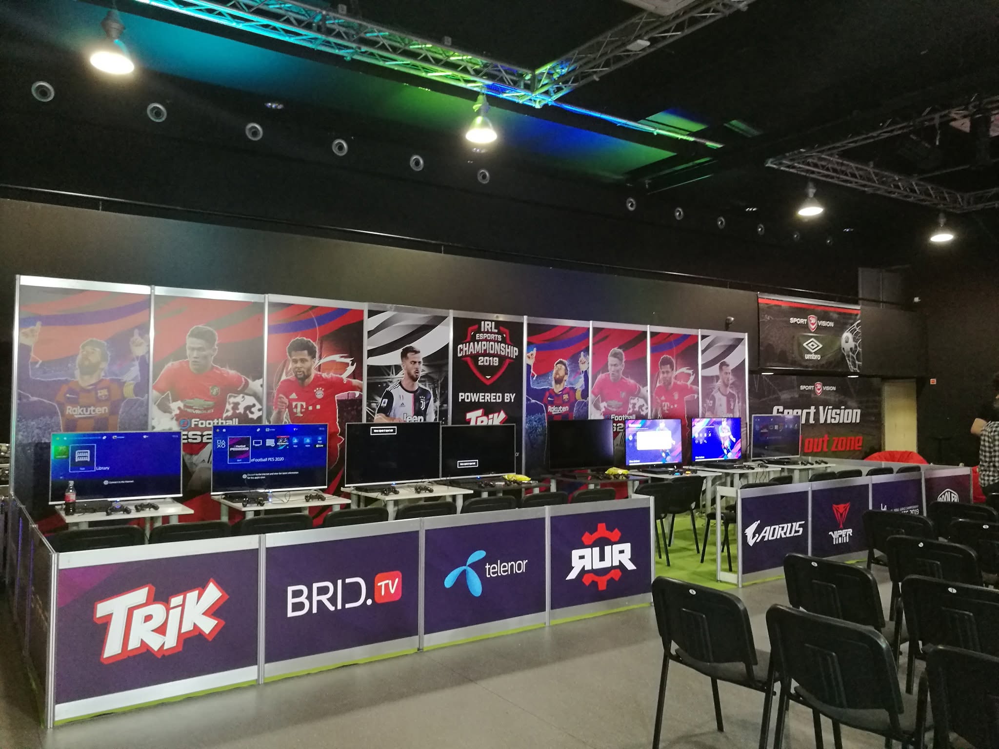 Esports štand sa ekranima i brendiranjem