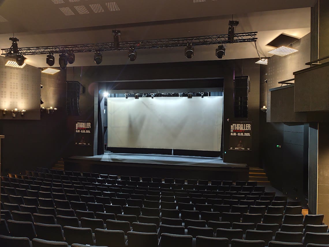Kompletno opremljena pozorišna scena i auditorijum