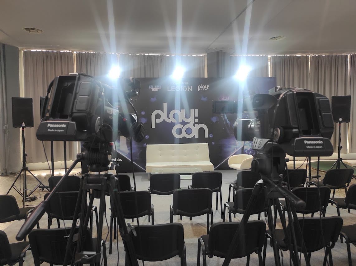 Konferencijski prostor pripremljen za televizijsko snimanje