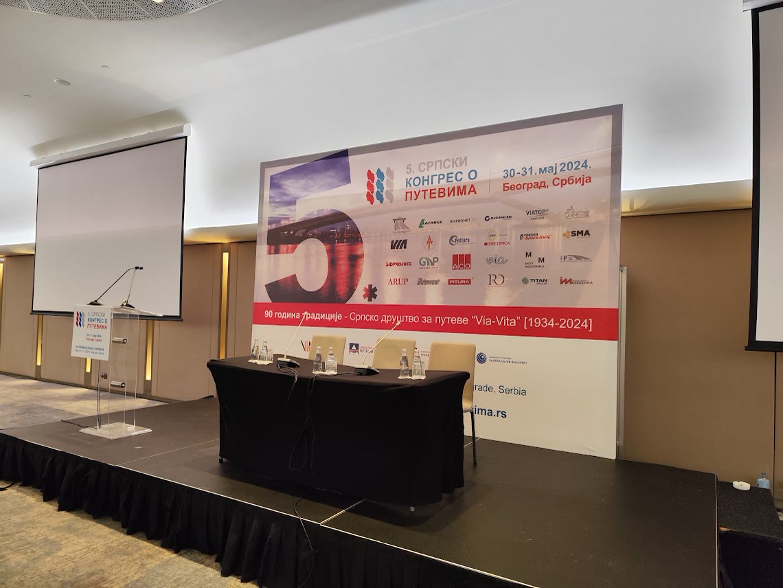 Konferencijska scena sa brendiranim panelom