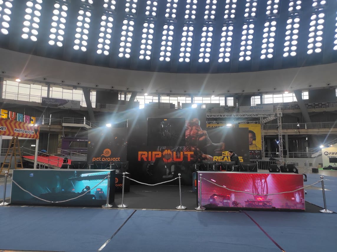 Velika gaming događajna postavka sa ekranima i rasvetom