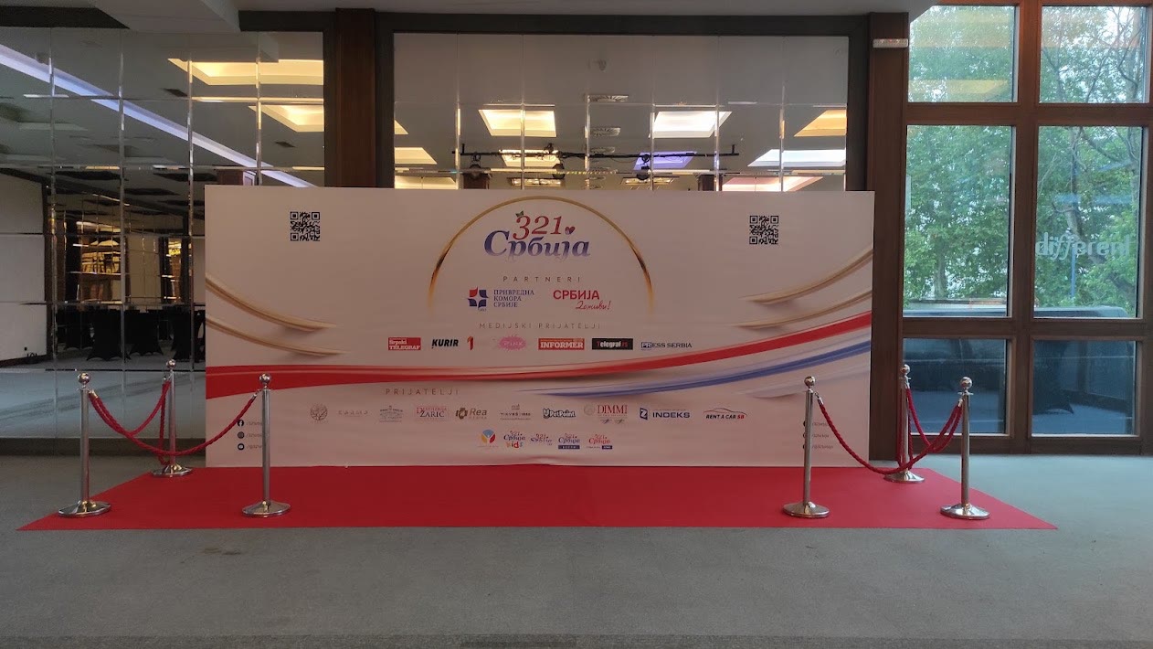 Brendirani press wall i crveni tepih