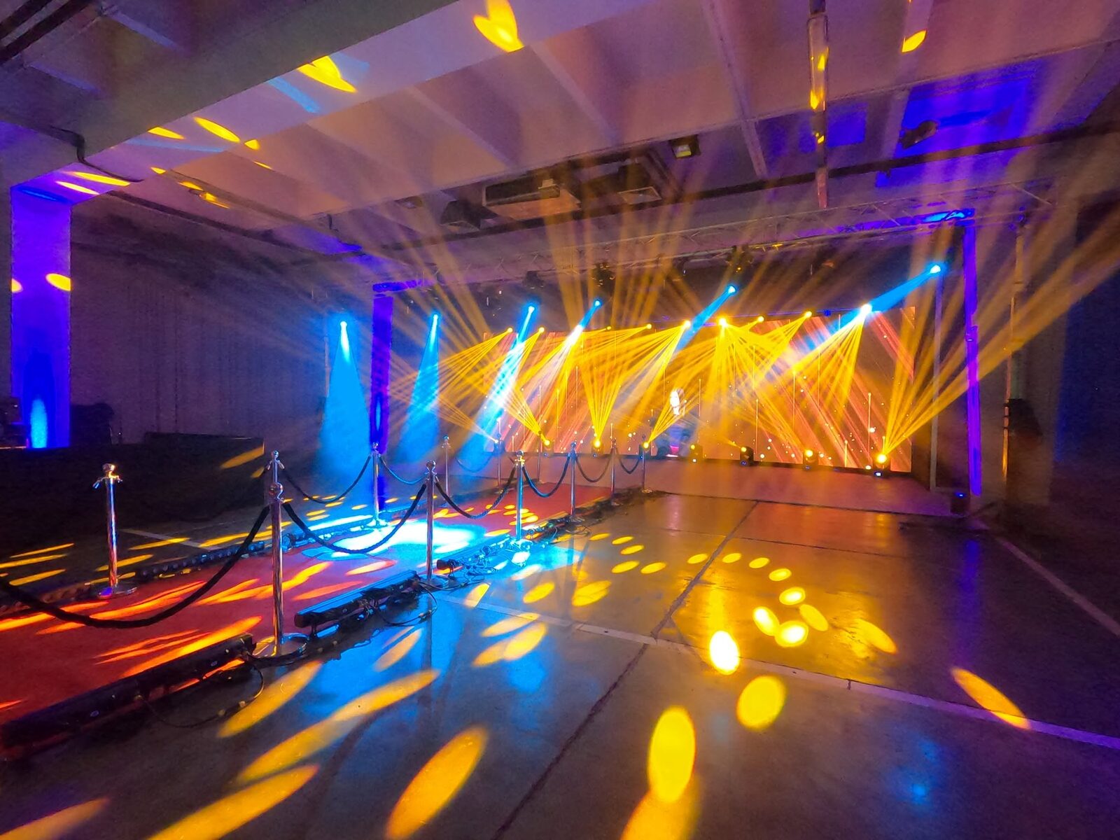 Scena sa LED ekranom i scenskom rasvetom