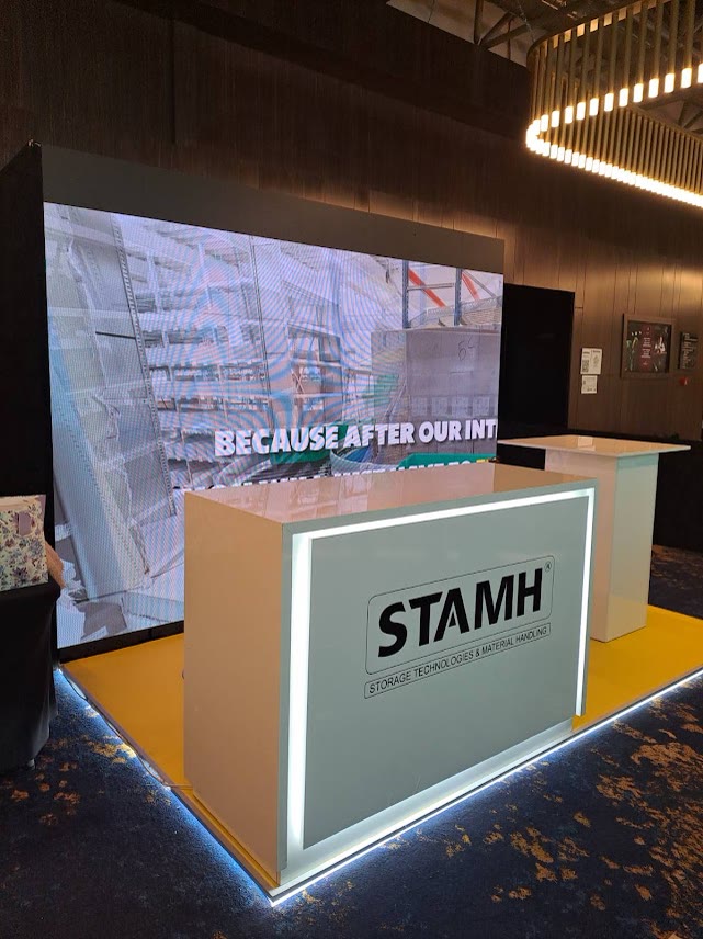 STAMH postavka sa velikim LED zidom i osvetljenim pultom