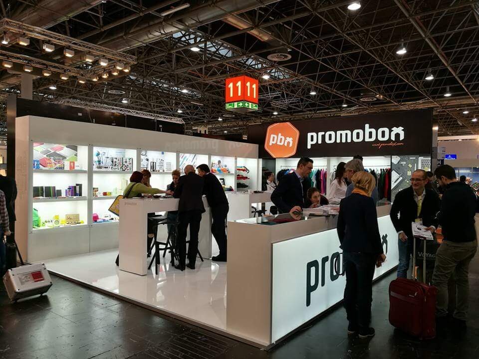 Promobox izložbeni štand sa osvetljenim vitrinama i pultovima
